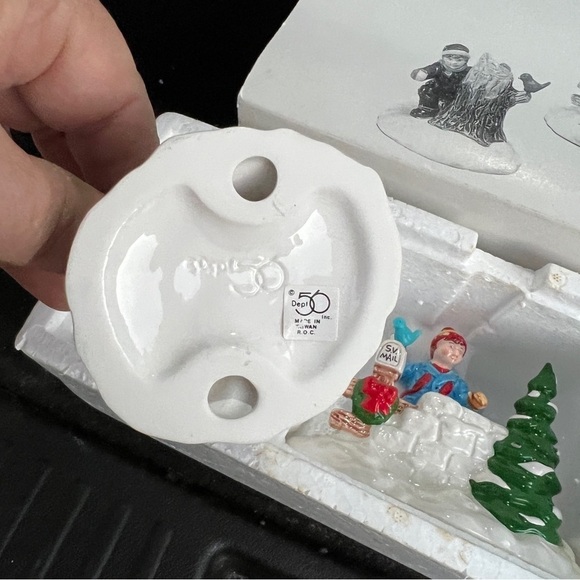 Department 56 Snowball Fort 5413-3 - Picture 15 of 16